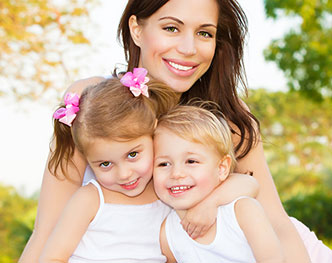 Χαρούμενη μητέρα με δύο κόρες