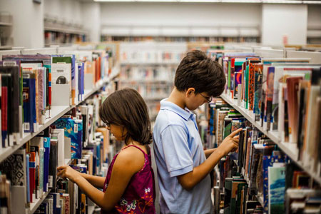 Παιδιά σε μια βιβλιοθήκη
