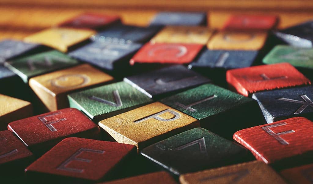 Γράμματα της αλφαβήτα πολύχρωμα σε ξύλινα κυβάκια